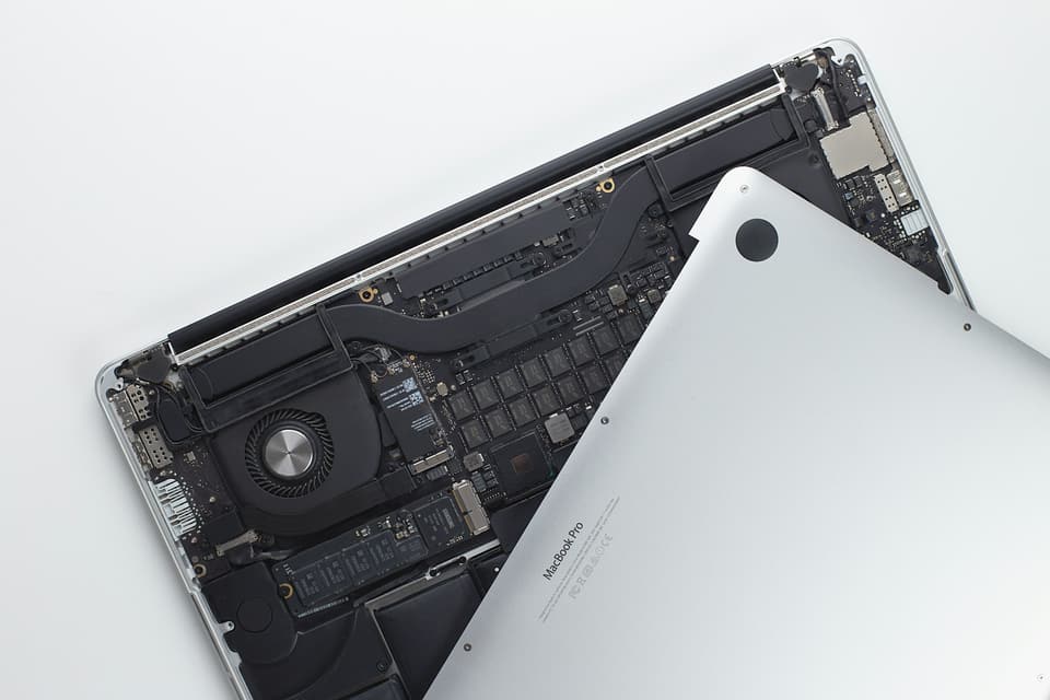 MacBook Pro con il fondo rimosso