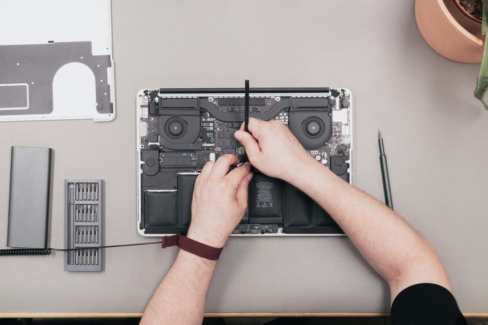 MacBook Pro aperto: si lavora sulla scheda logica