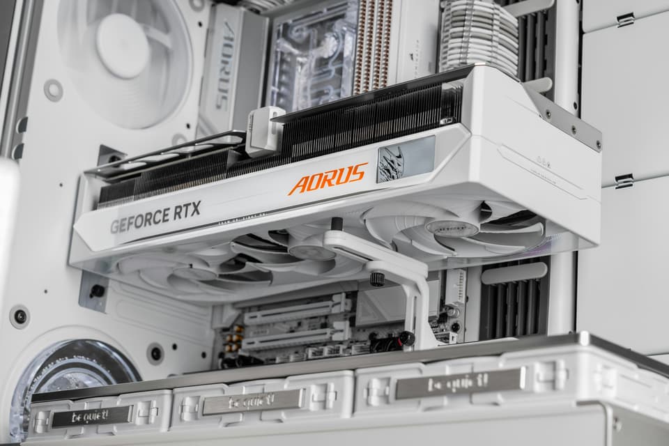 Interno di un PC su misura bianco, con scheda video e memorie