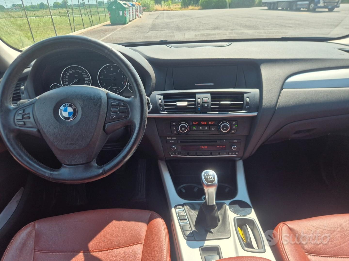Posto guida della BMW X3: volante, strumenti e plancia