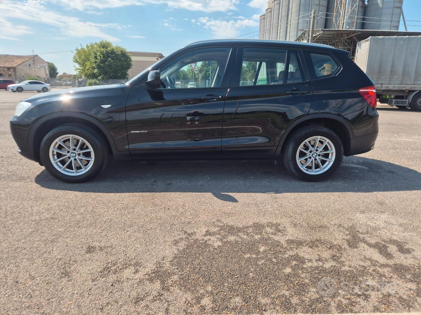 BMW X3 vista di lato in un piazzale
