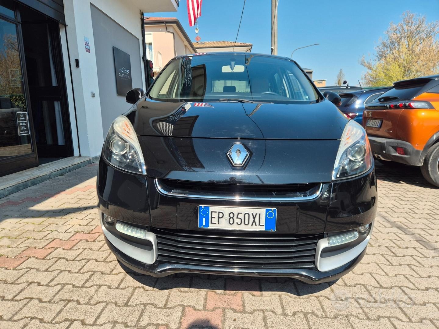 L'ingresso dello showroom CARFUSION in Via Dismano, con l'insegna e una Renault Scénic davanti