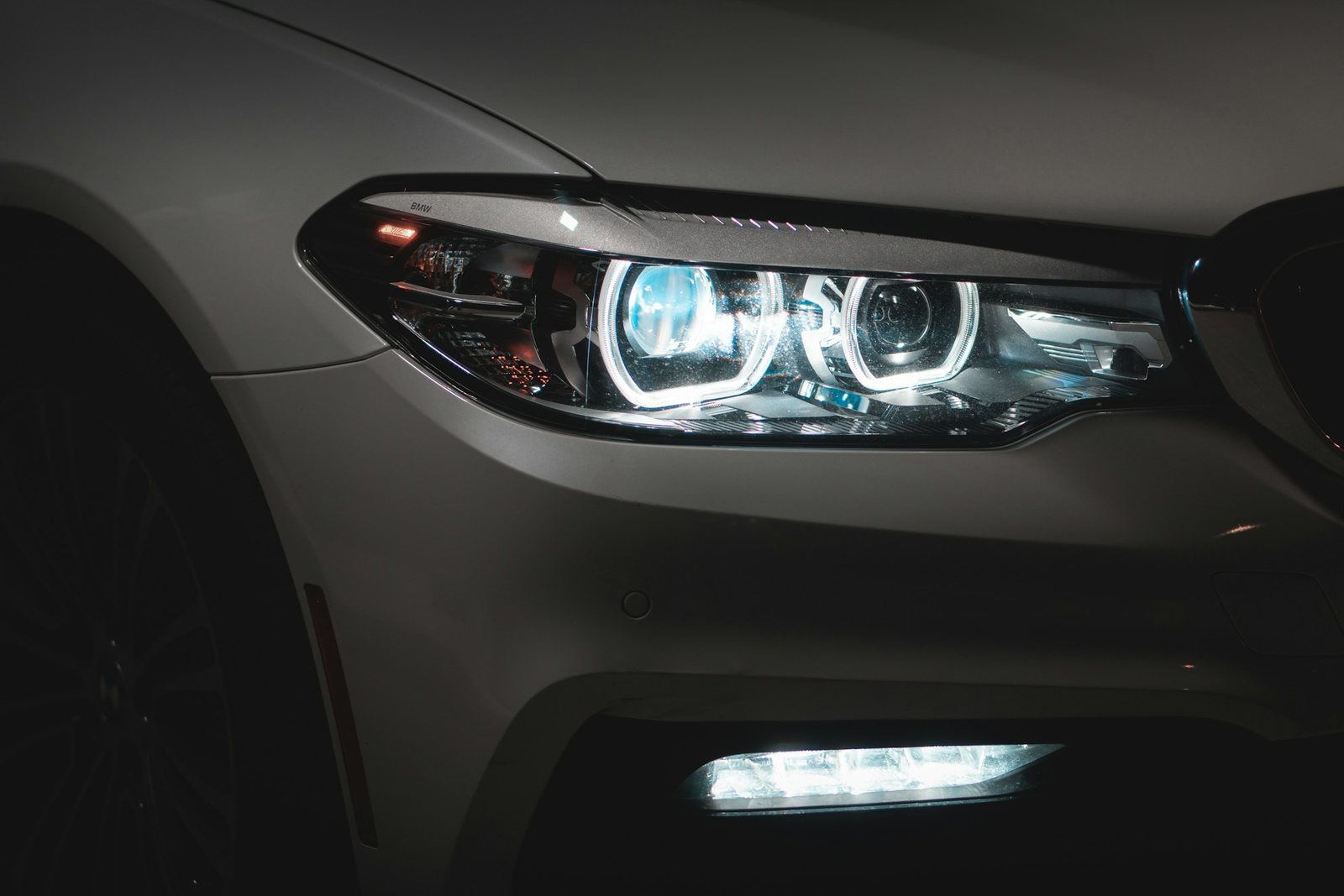 Dettaglio di un faro LED acceso