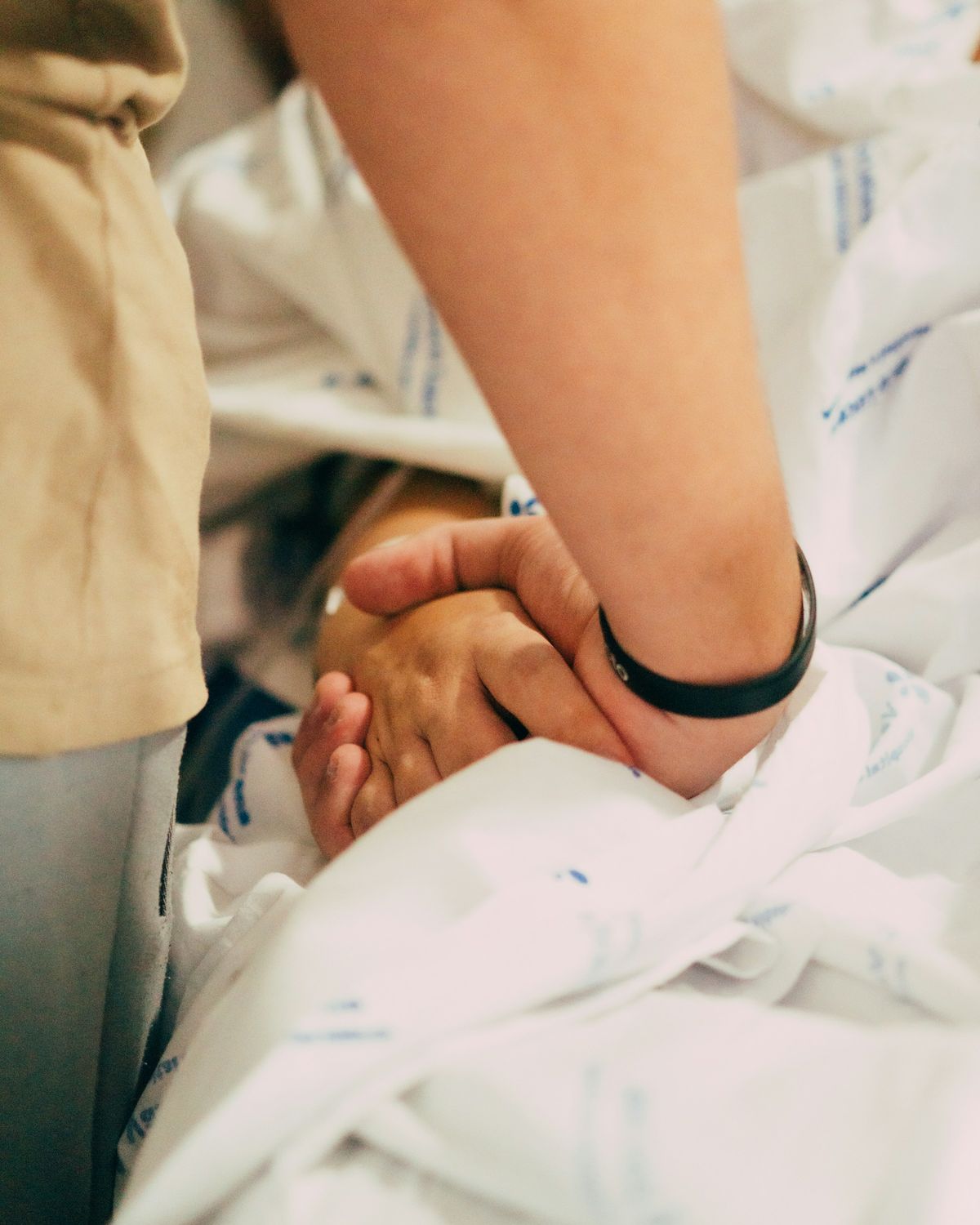Un operatore stringe la mano di una persona ricoverata