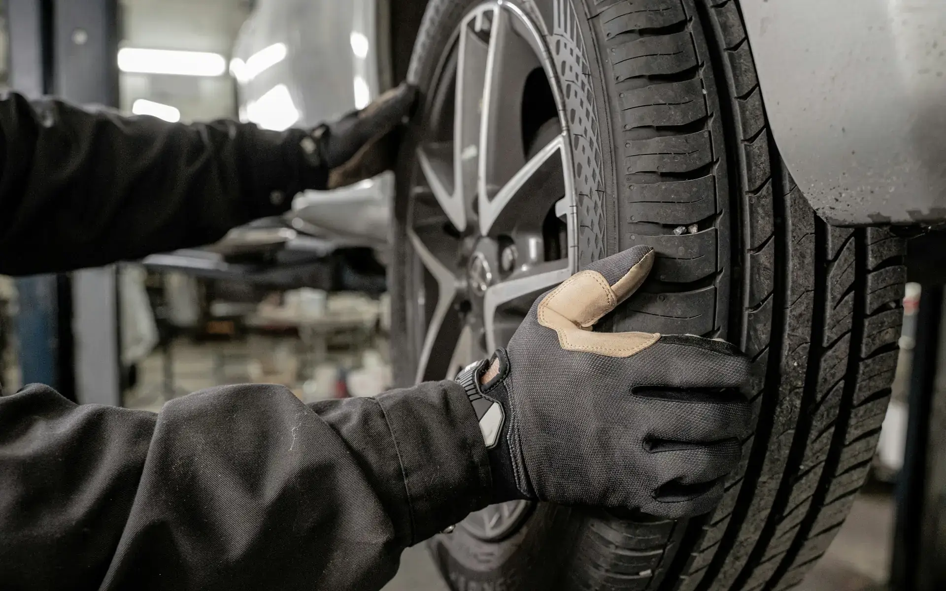 Gommista che monta una ruota su un'auto in officina