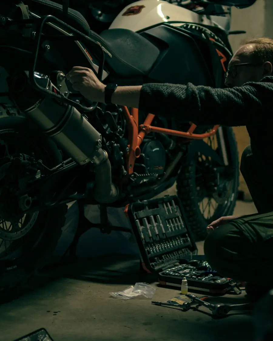 Meccanico al lavoro su una moto da enduro in officina