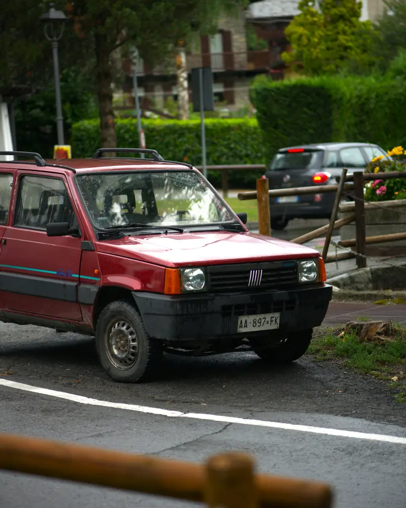 Utilitaria 4x4 rossa parcheggiata in un paese di montagna