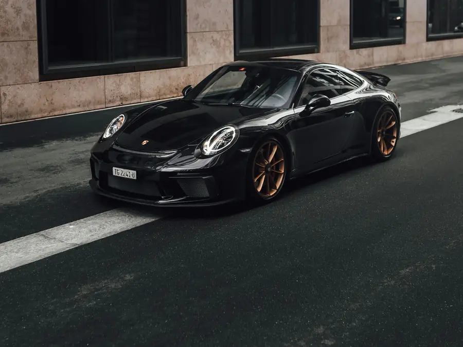 Porsche 911 nera su una strada di città