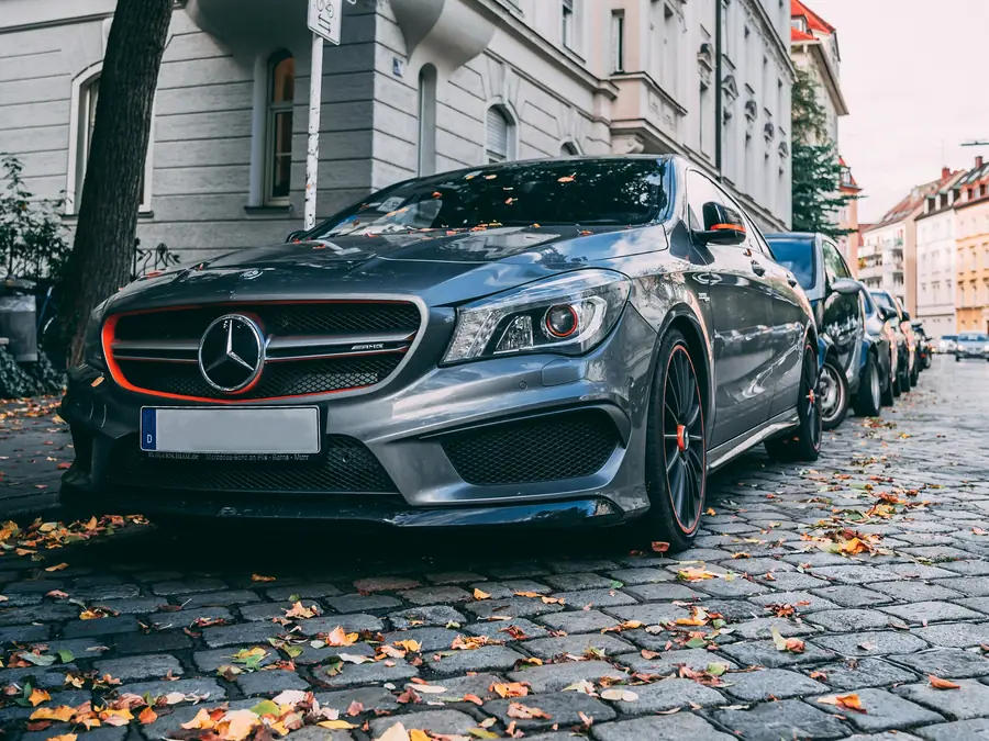 Mercedes CLA station wagon grigia parcheggiata su una strada in pavé