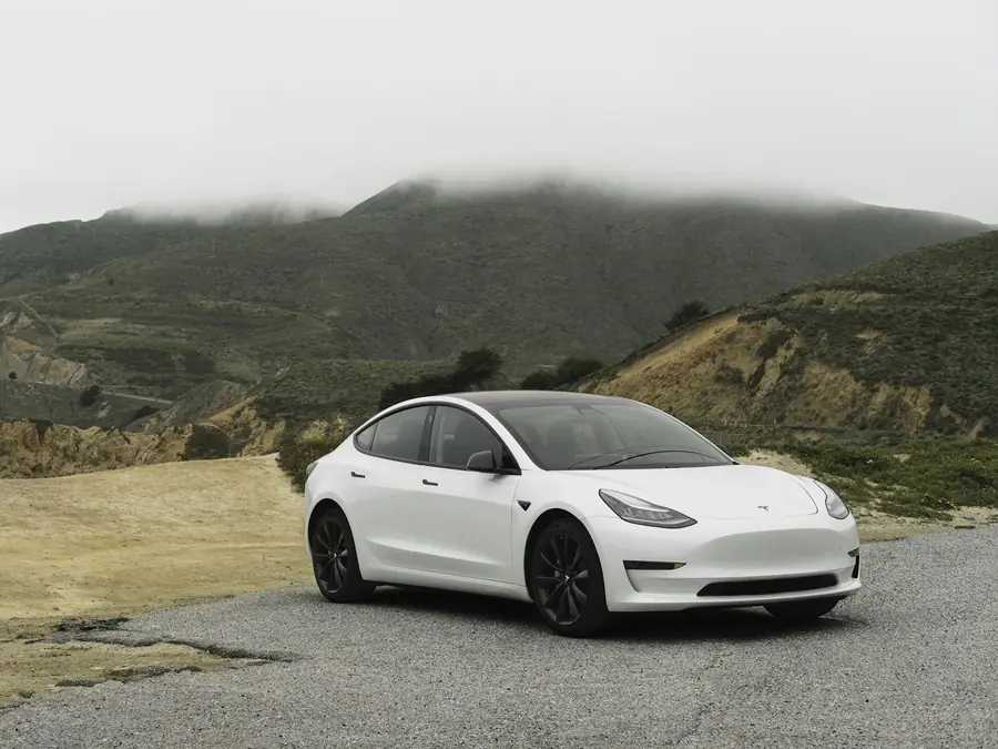 Tesla Model 3 bianca su una strada di montagna