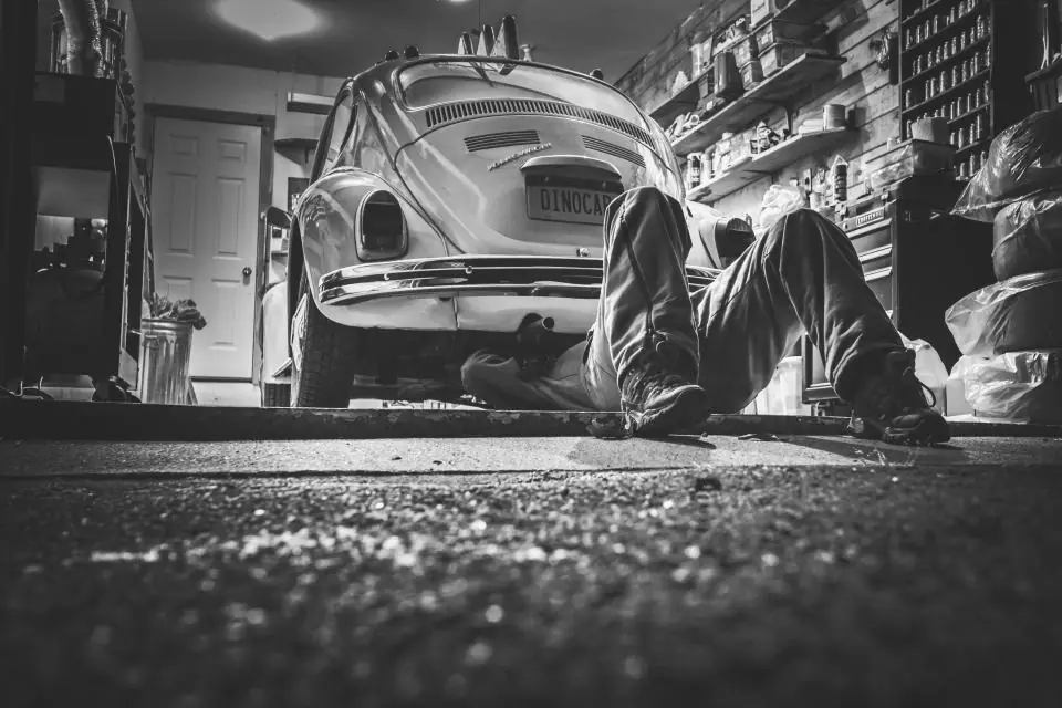 Auto d'epoca in officina, in bianco e nero