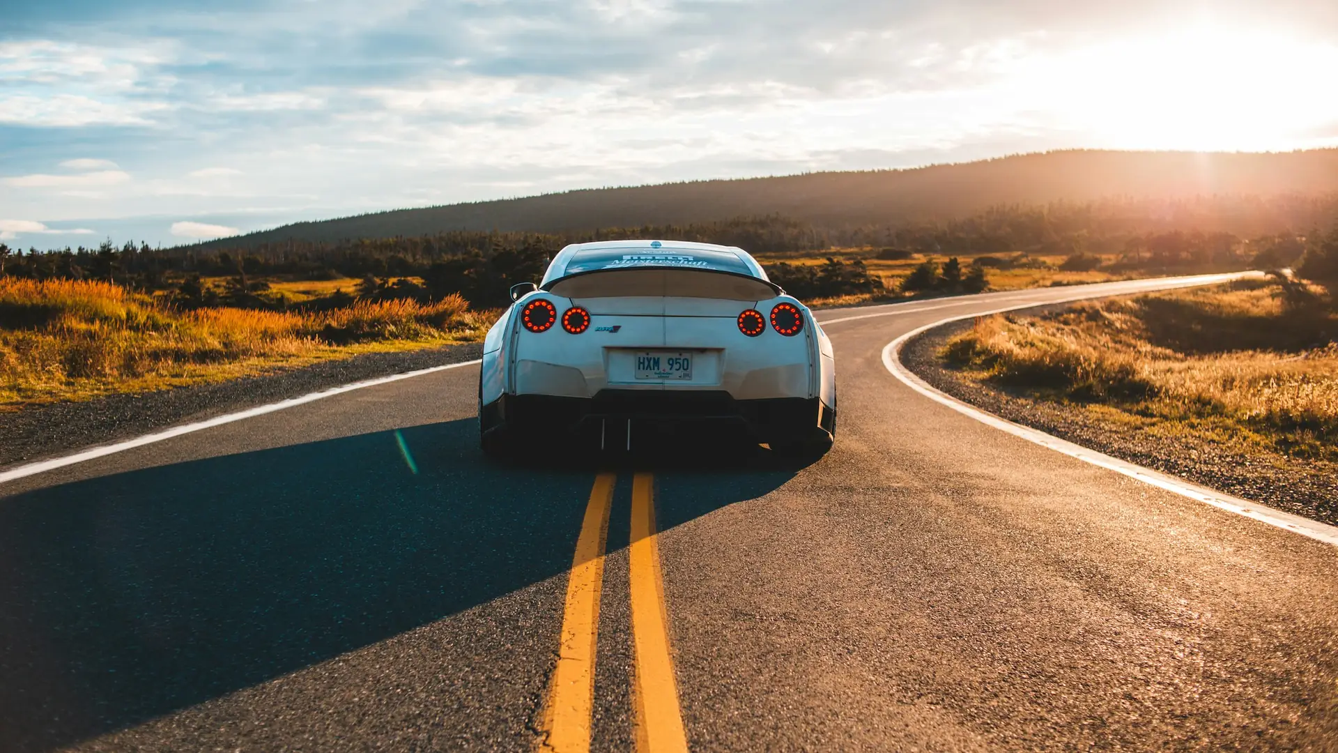 Nissan GT-R su una strada di collina al tramonto