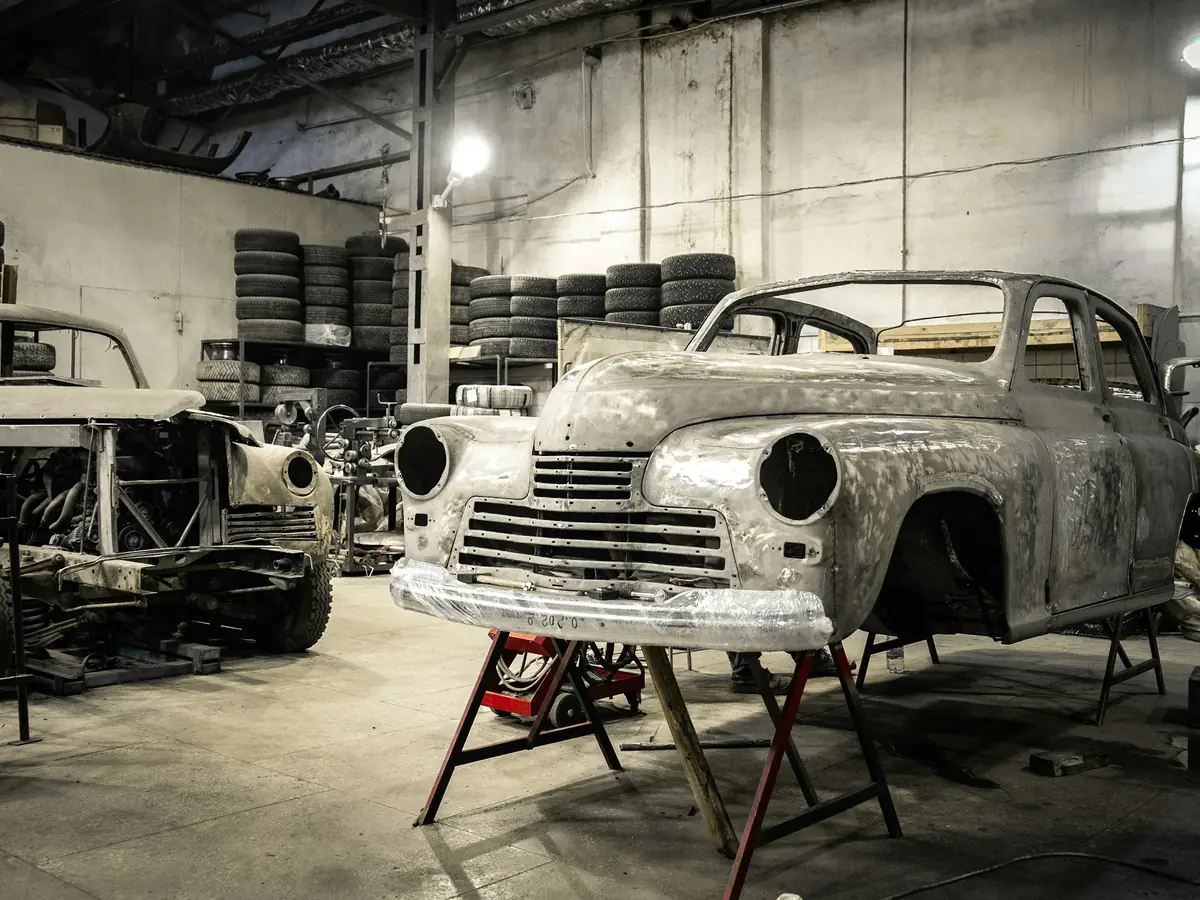 Scocca dell'auto d'epoca sverniciata, al primo giorno di lavoro