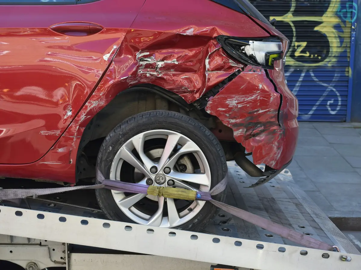 La stessa fiancata rossa distrutta, appena scesa dal carro attrezzi