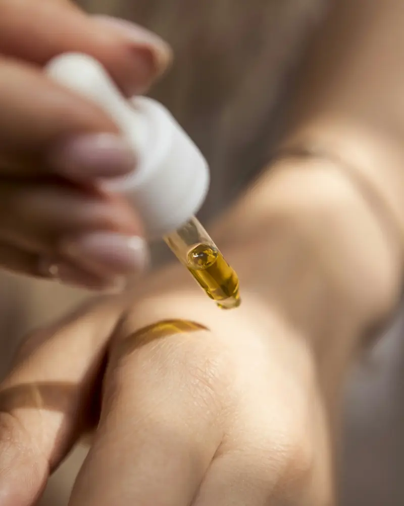 Goccia d'olio sulla mano
