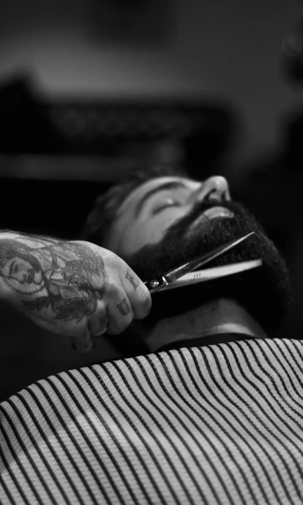 Barba rifinita con le forbici, in bianco e nero