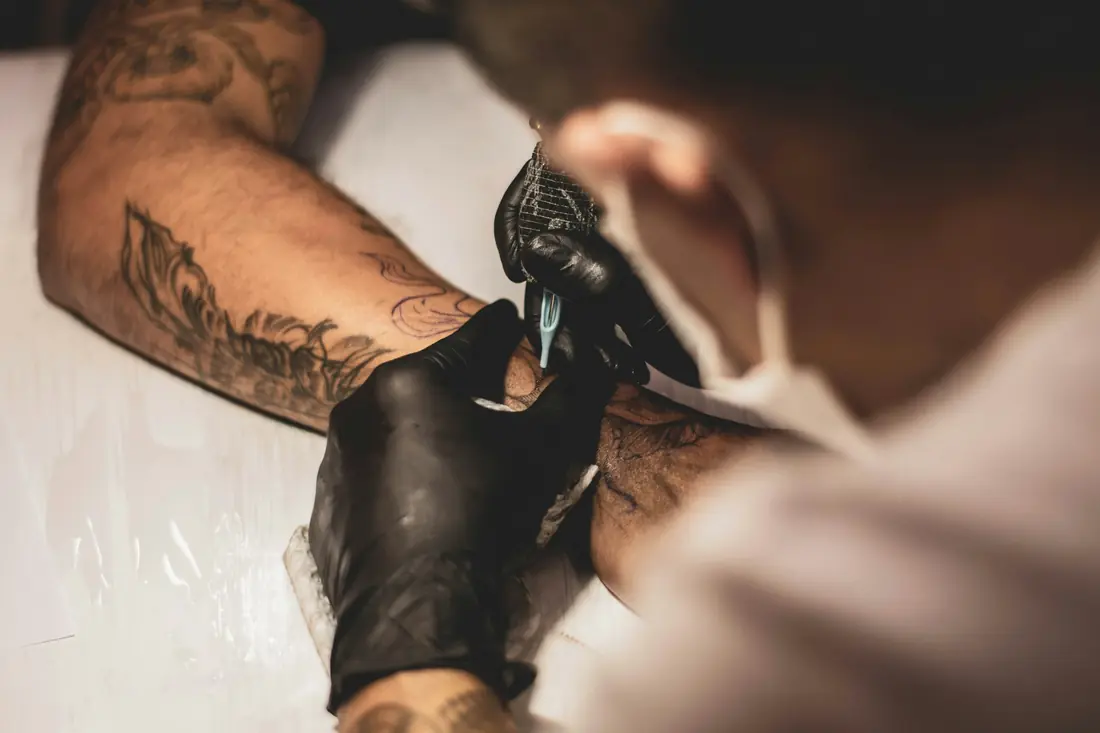 Tatuaggio in corso con la macchinetta