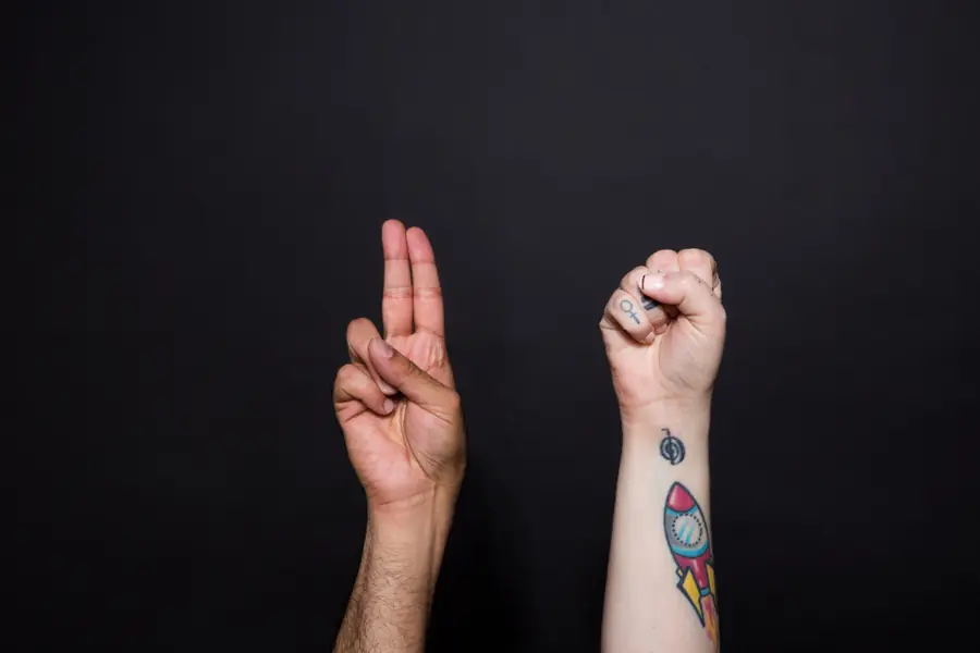 Due piccoli tatuaggi sui polsi