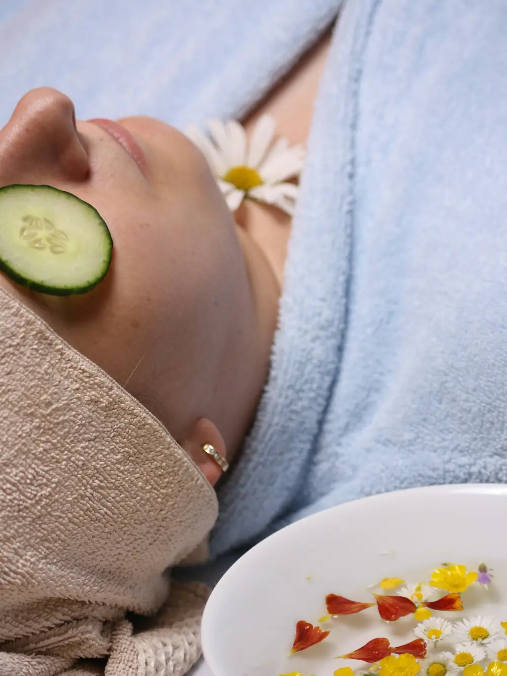 Trattamento viso con cetriolo e fiori