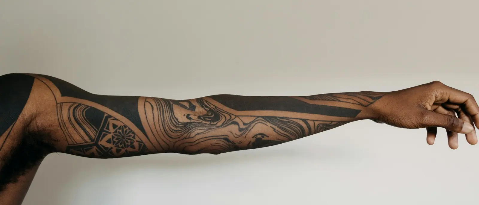 Braccio teso con una manica tatuata