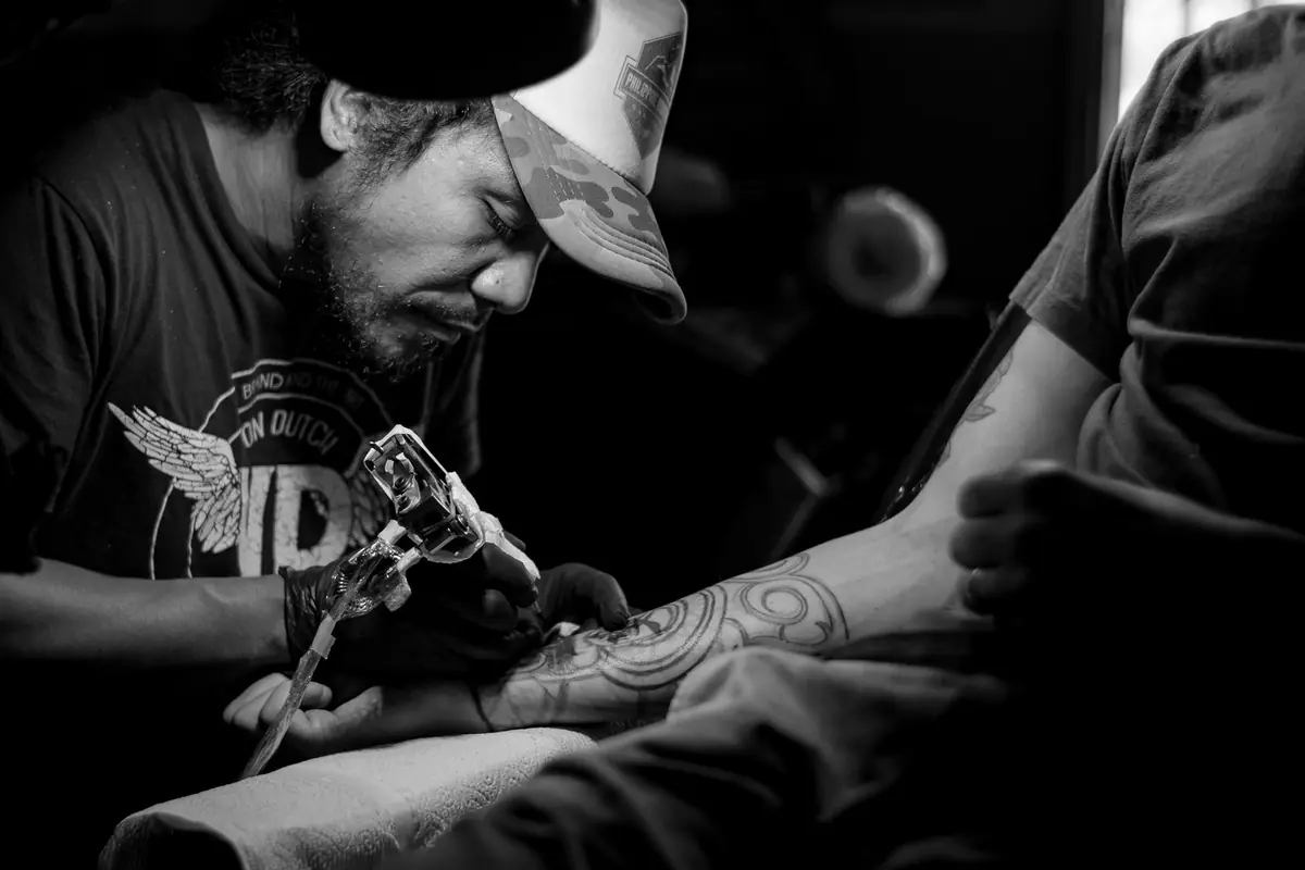 Seduta di tatuaggio in bianco e nero