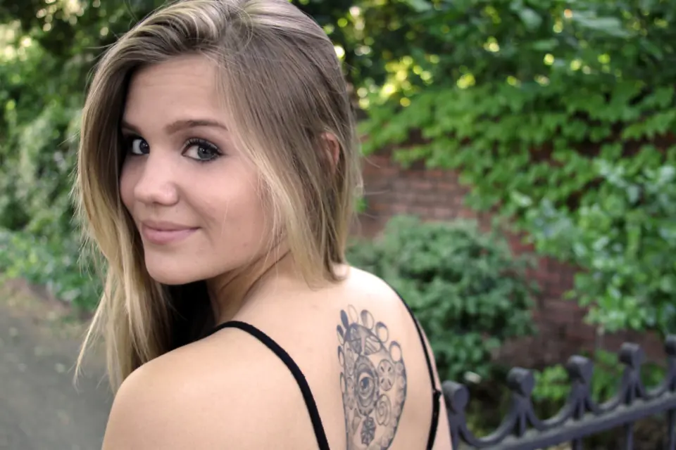 Mandala tatuato sulla spalla