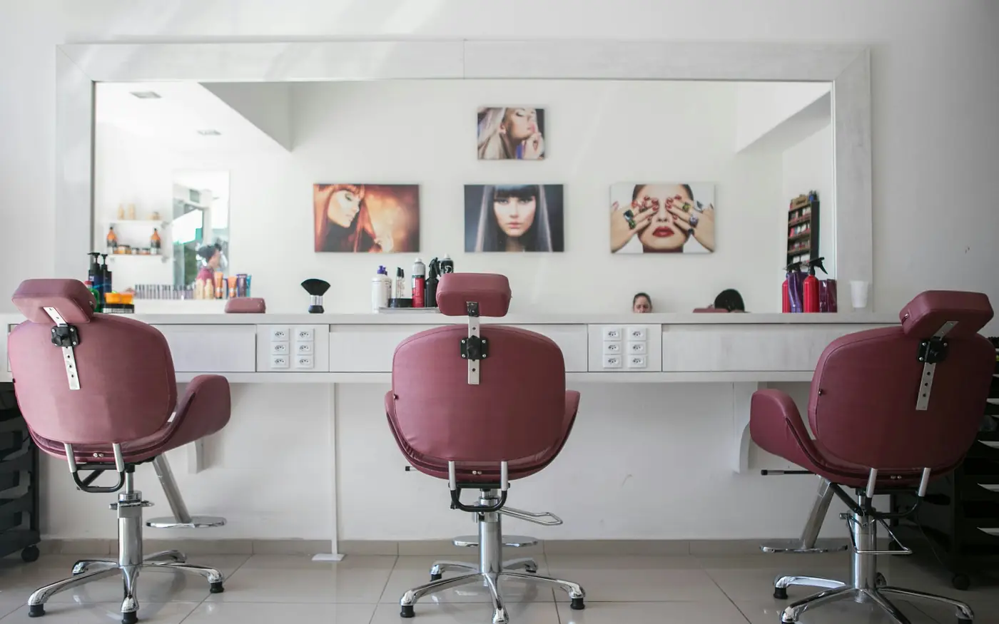 Le poltrone rosa del salone davanti agli specchi