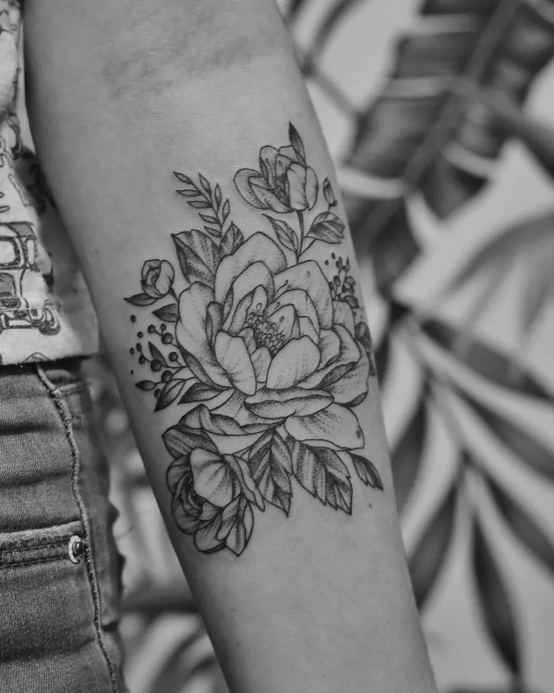 Tatuaggio floreale sull'avambraccio