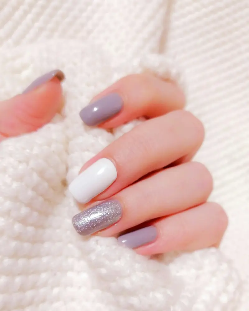 Unghie pastello, una glitter