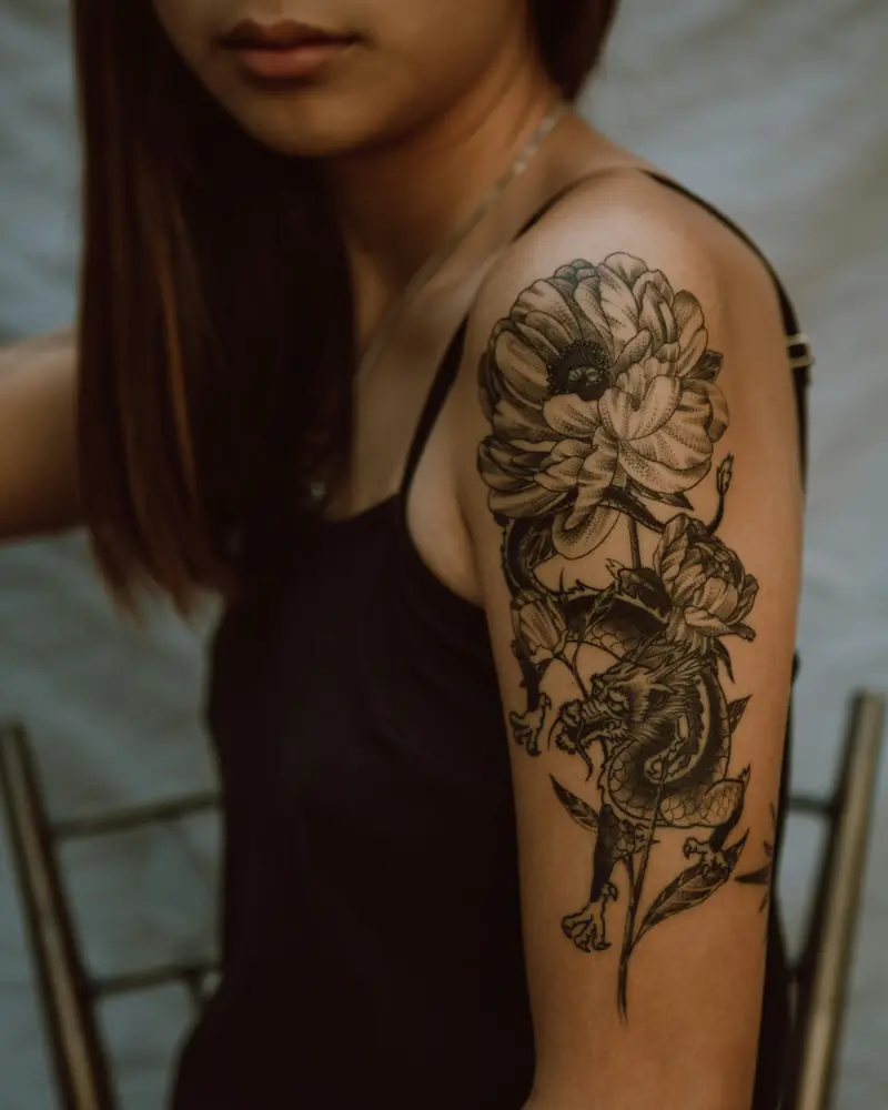 Peonia tatuata sulla spalla
