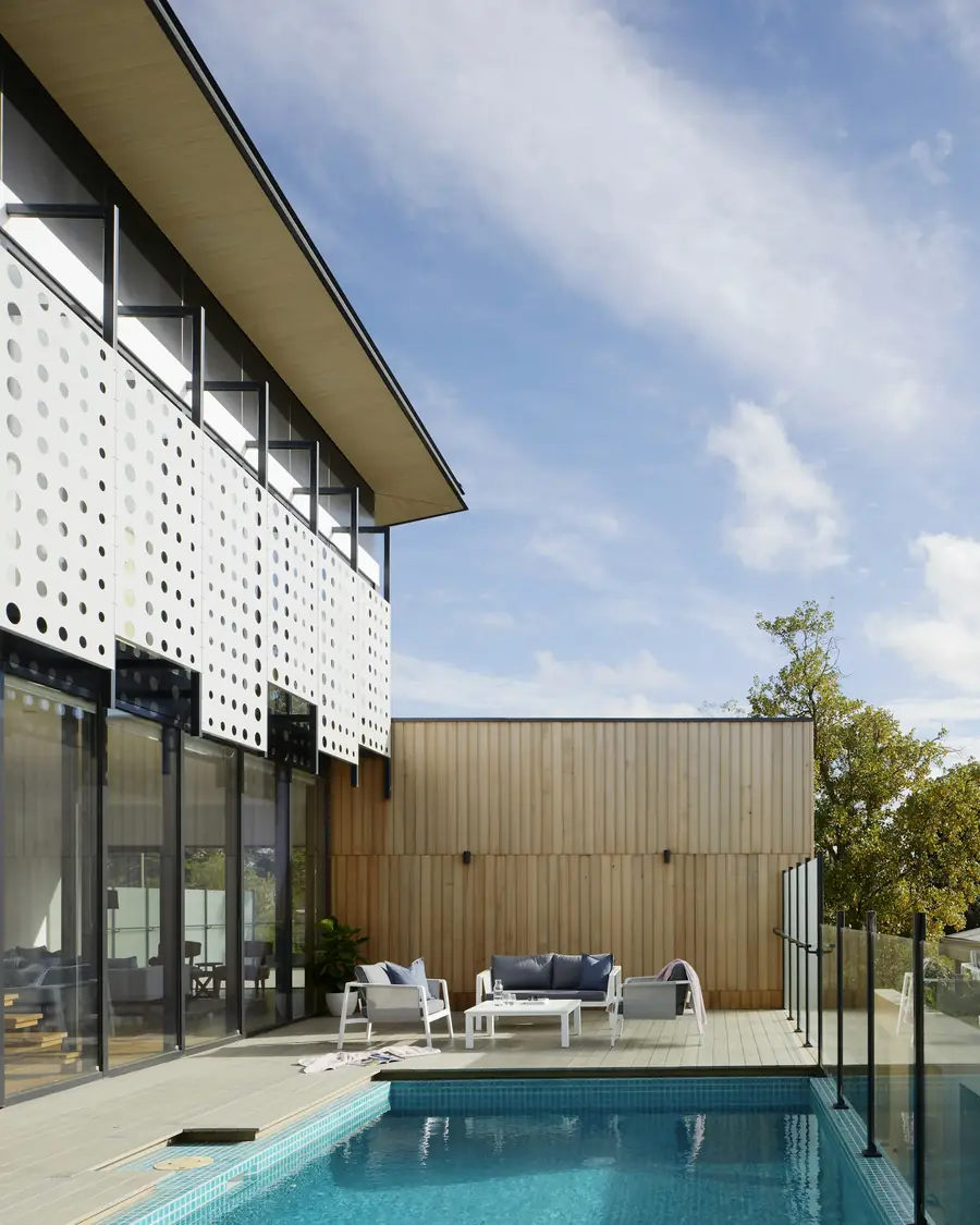 Casa con facciata frangisole e piscina