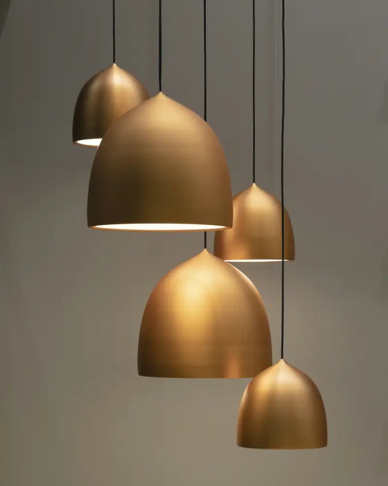 Lampade a sospensione in ottone accese
