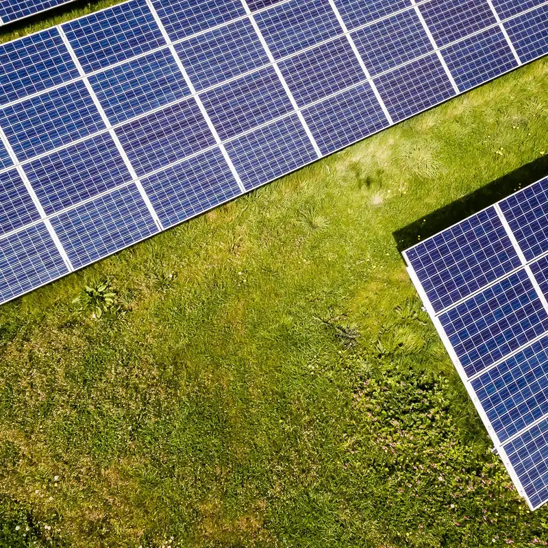 Pannelli fotovoltaici su un prato visti dall'alto