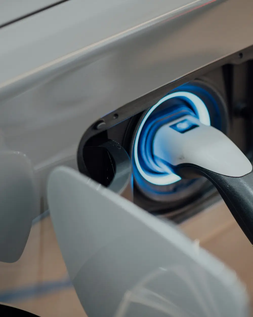 Auto elettrica collegata alla colonnina di ricarica