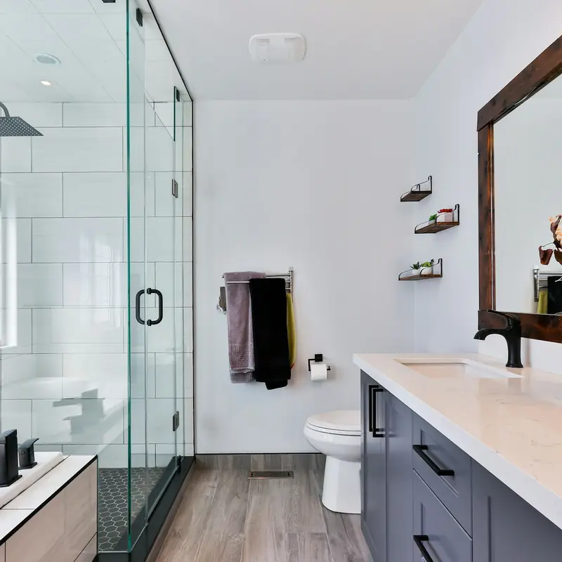 Box doccia in vetro e mobile con doppio lavabo