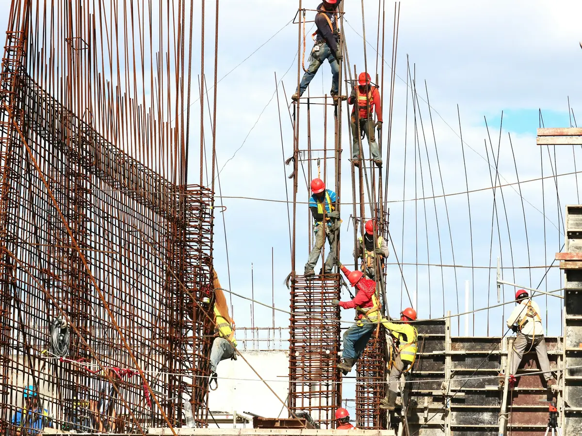 Operai al lavoro sulle armature dei pilastri