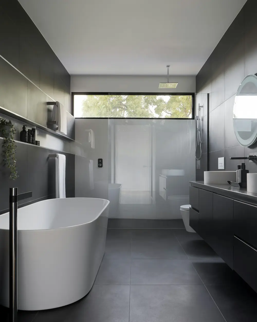 Bagno rifatto con vasca freestanding e gres scuro