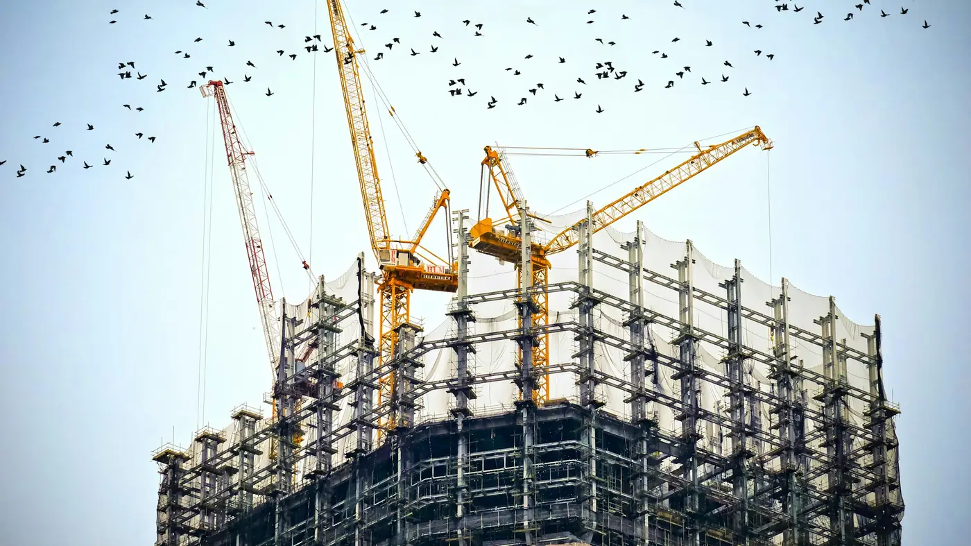 Gru sopra un edificio in costruzione