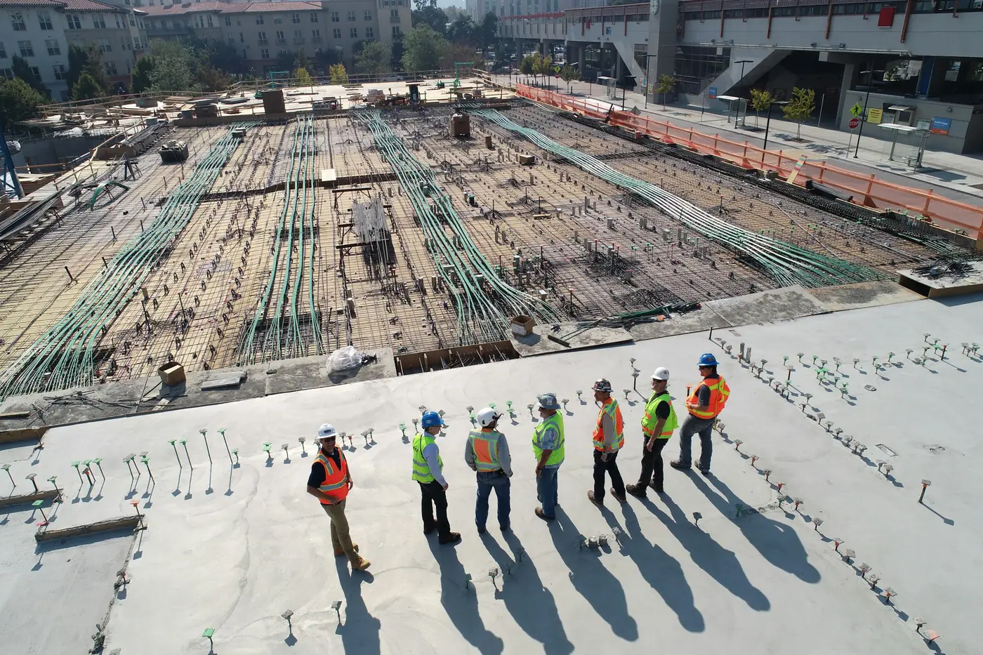 La squadra sul solaio del cantiere