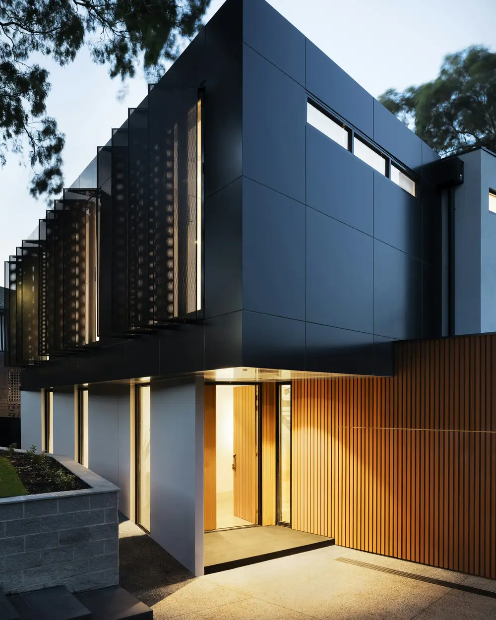 Villa nuova con rivestimento scuro e legno