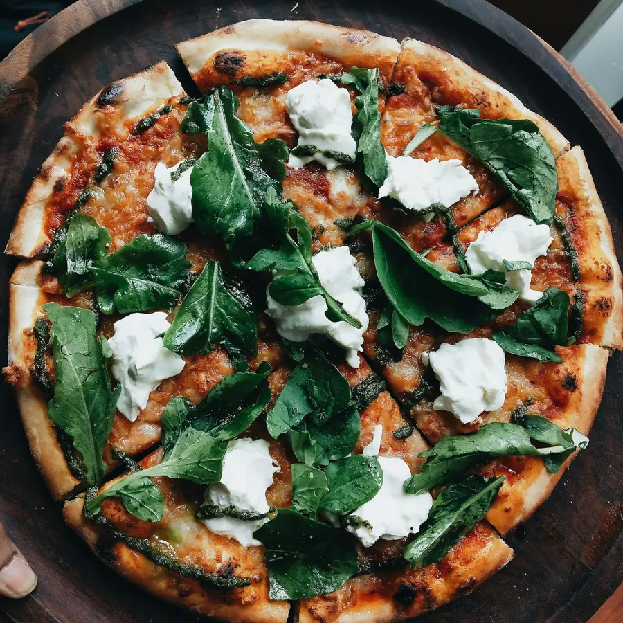 Pizza con verdure a foglia e ricotta