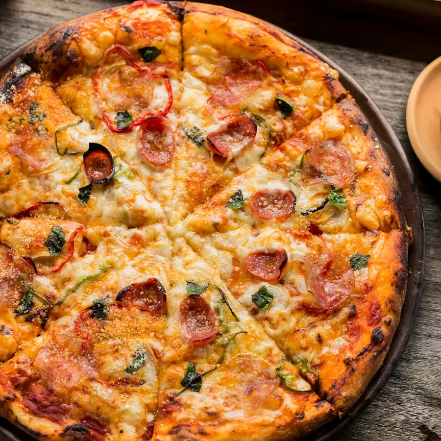 Pizza con salsiccia e provola tagliata a spicchi
