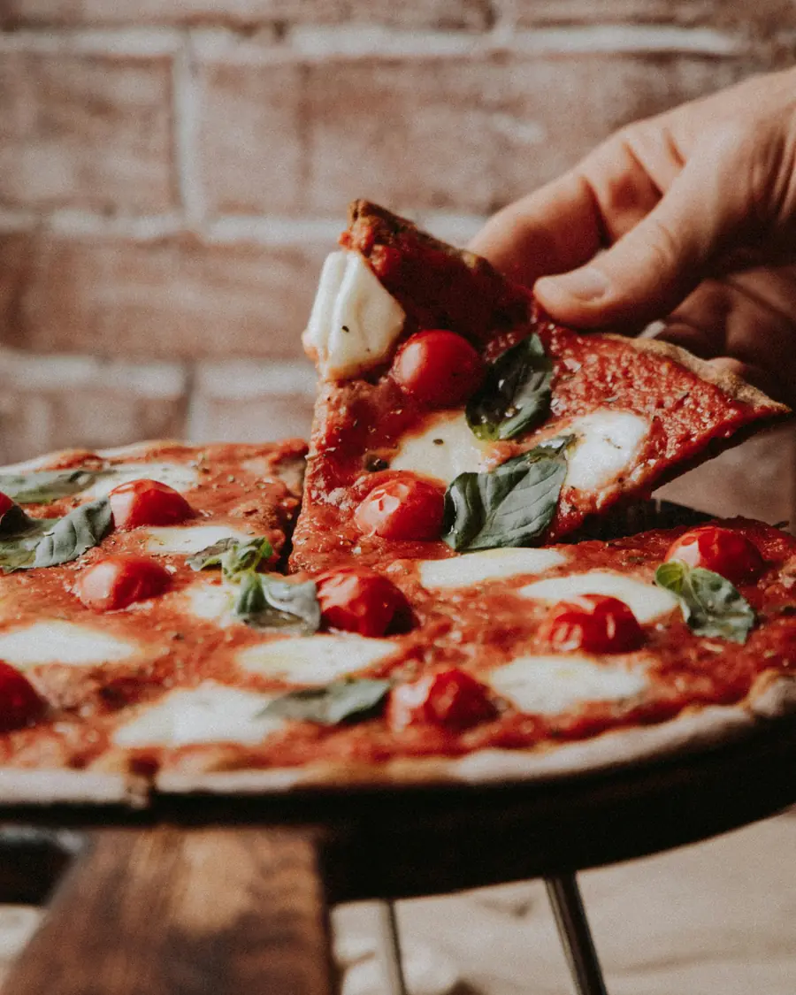 Una mano prende uno spicchio di margherita