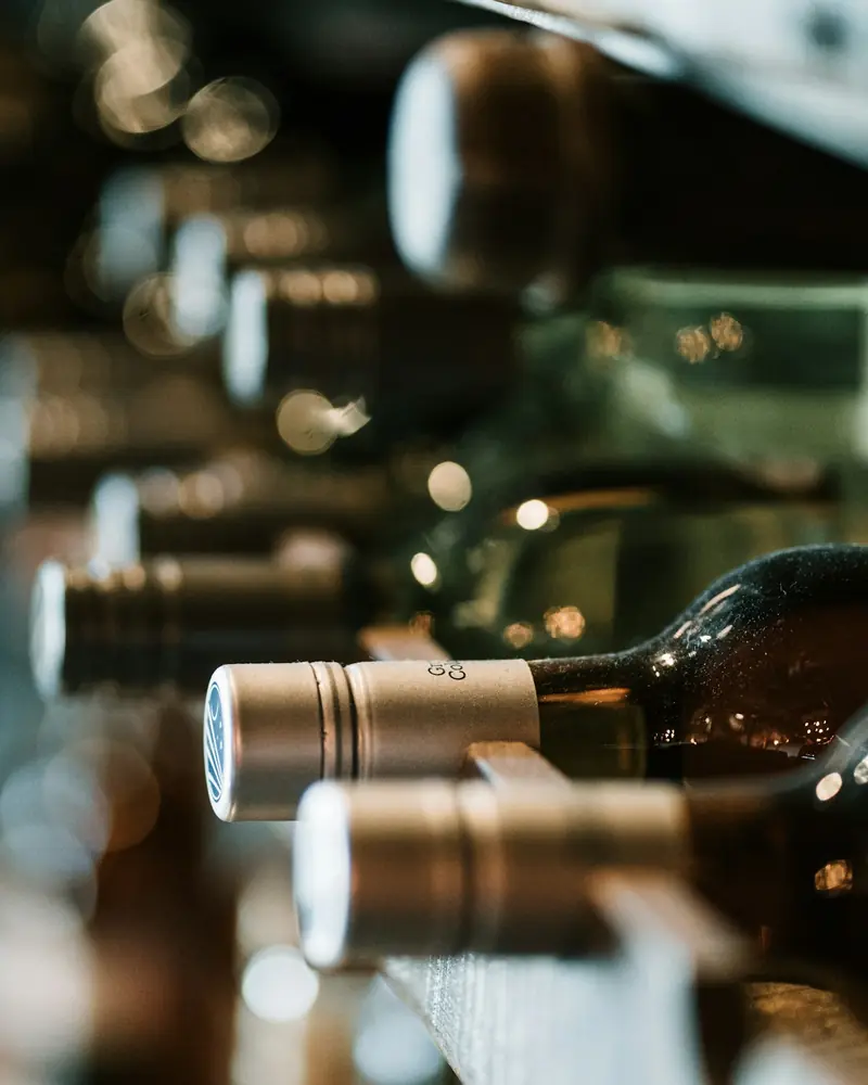 Bottiglie coricate nella rastrelliera della cantina