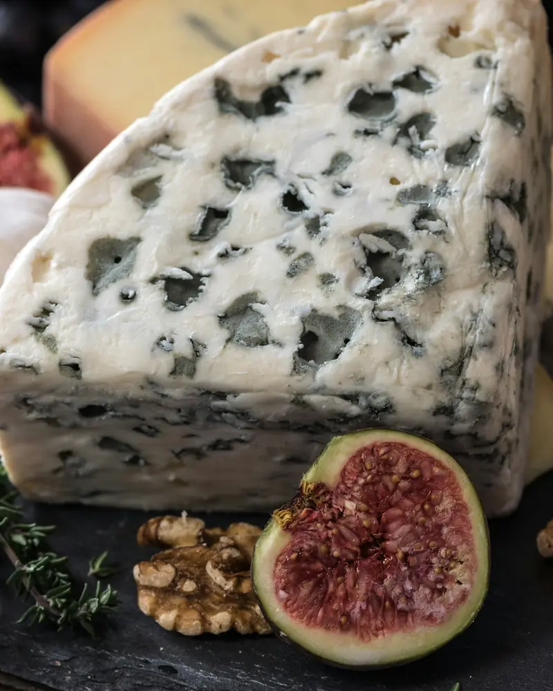 Formaggio erborinato con fichi e noci