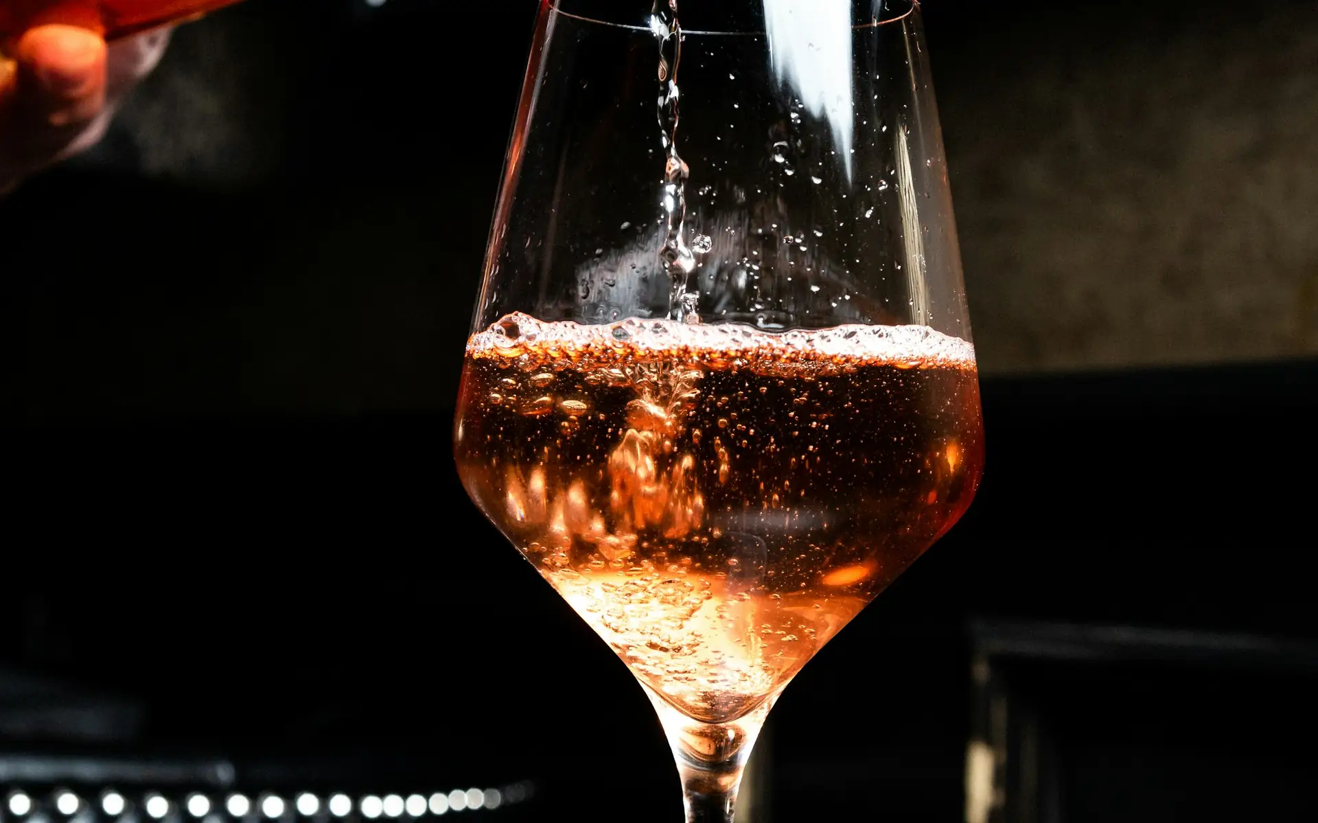 Vino versato nel calice al banco dell'enoteca