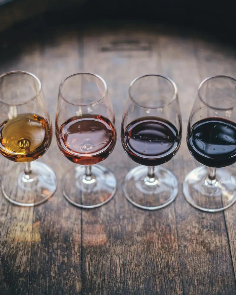 Quattro calici di vino su una botte di rovere