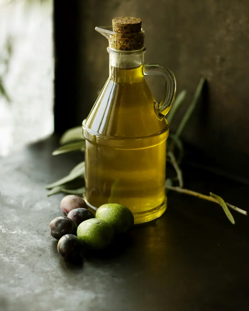 Ampolla di olio extravergine con olive