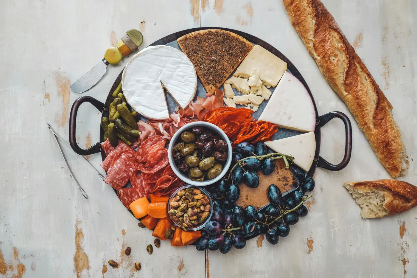 Tagliere con salumi, formaggi, olive e pane