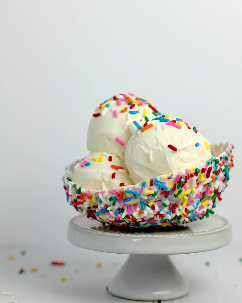 Coppetta di gelato alla crema con codette colorate